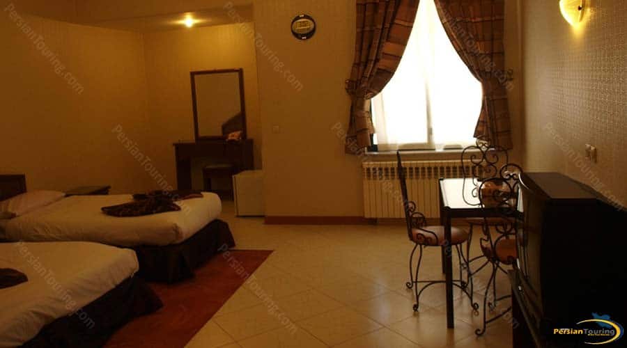parsian-safaiyeh-hotel-yazd-triple-room-2