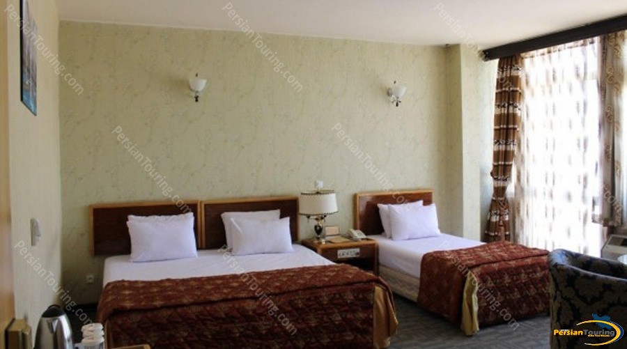 parsian-suite-hotel-isfahan-triple-room-6