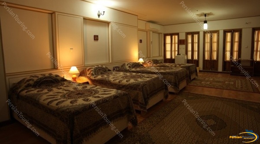 toloo-khorshid-hotel-isfahan-quadruple-room