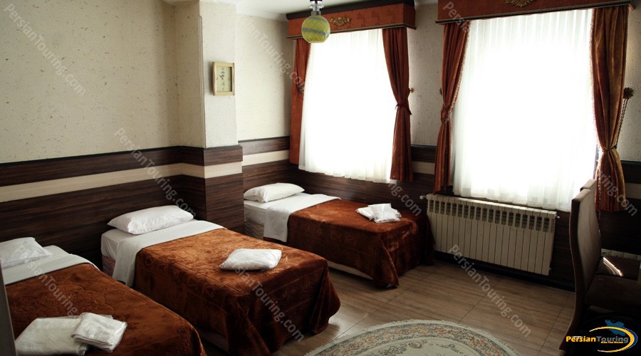 jey-negin-hotel-isfahan-triple-room-1
