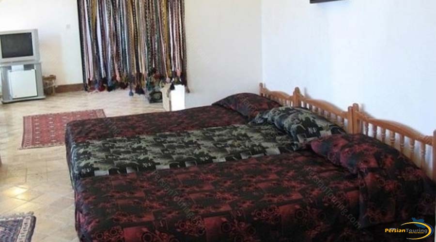 traditional-hotel-yazd-triple-room-1