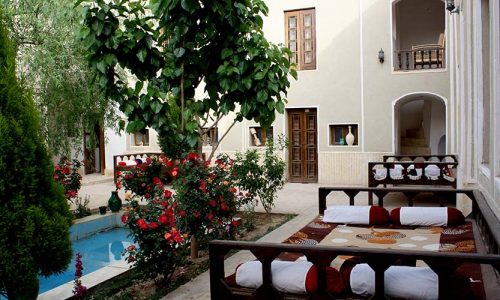 traditional-kourosh-hotel-yazd-yard-2