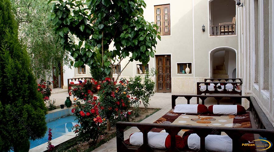 traditional-kourosh-hotel-yazd-yard-2